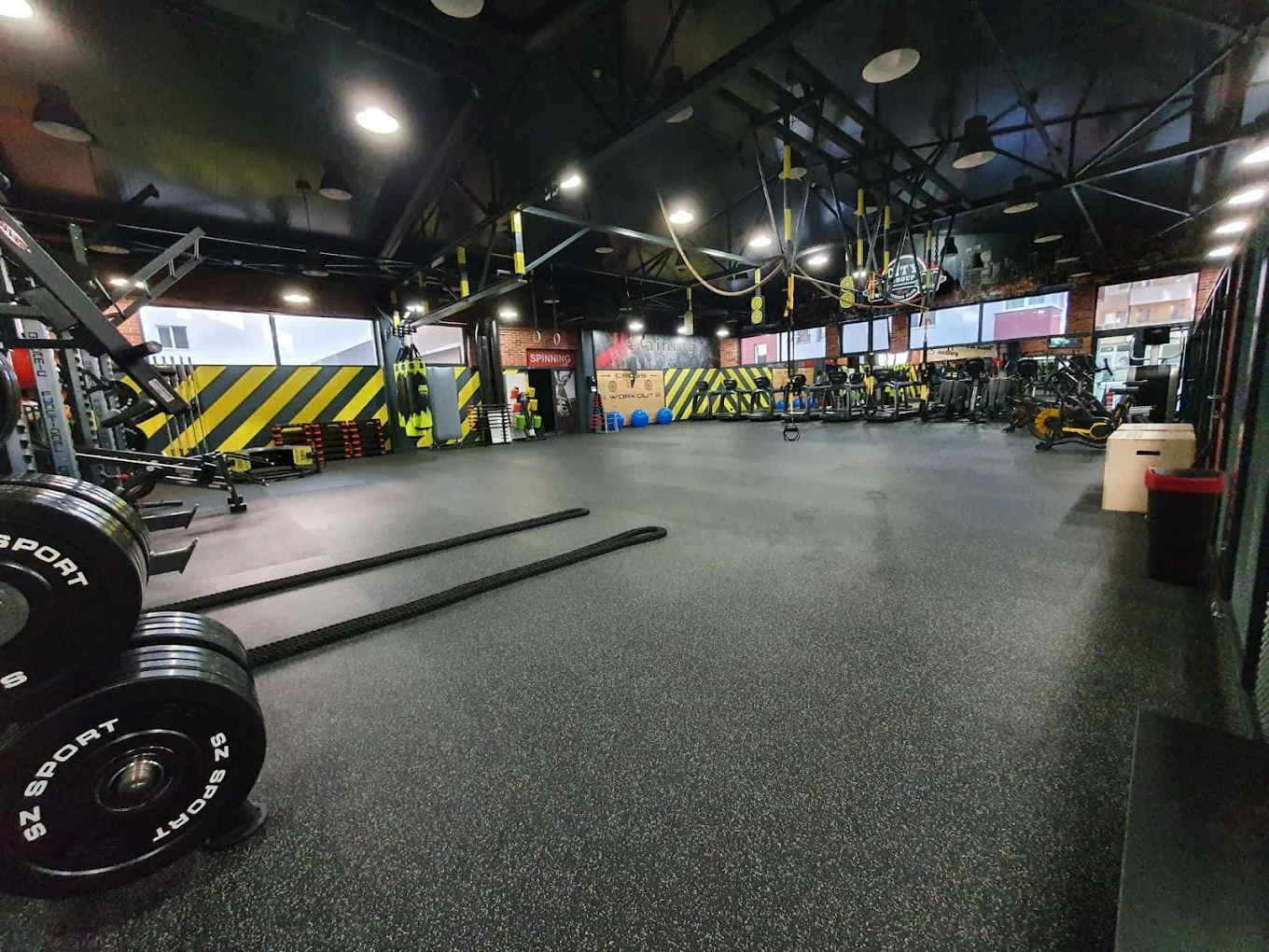 Функционална зона на City Group Fitness Club Велико Търново с EPDM настилка и кардио линия Life Fitness