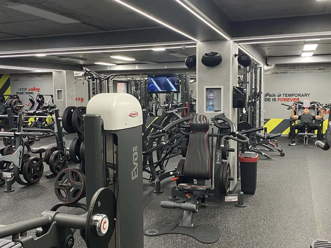 Силови машини и уретанови дискове в City Group Fitness Club Велико Търново