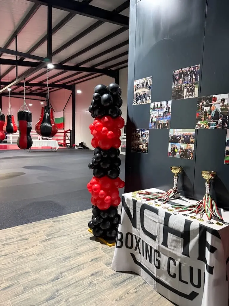 Зала на Dinchev Boxing Club Асеновград с купи, медали и редица боксови чували