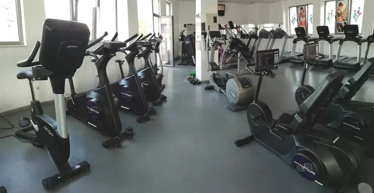 Велоергометри Life Fitness, степер Discover SI и кардио уреди във Fitness Centre "Mania 2" Велико Търново