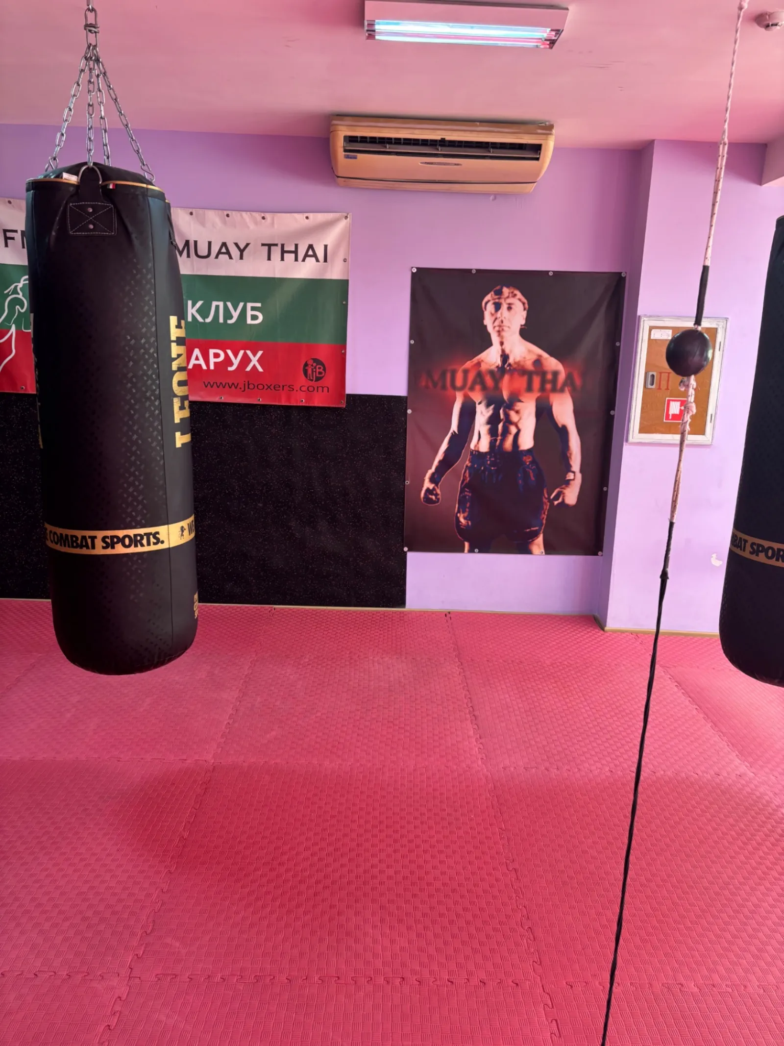 Техническа зала с червено EVA татами и чувал Leone Combat Sports в Боен клуб Хан Аспарух София