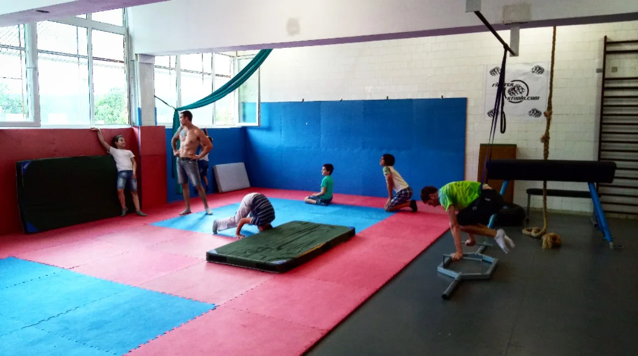 Деца тренират върху татами от SportZone в зала ID Fit София