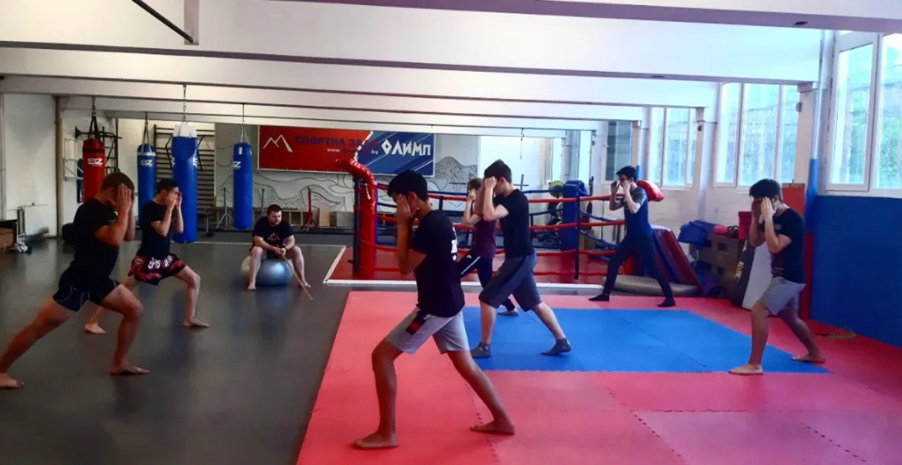 Тренировка по бокс в зала ID Fit София върху татами в червено и синьо и серия SZ Fighters чували