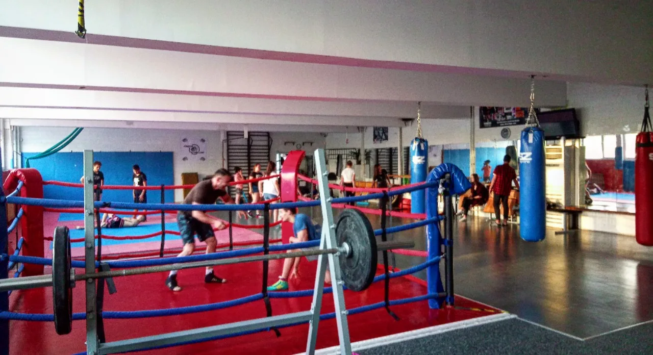 Ринг и серия сини боксови чували SZ Fighters в зала ID Fit София с ударопоглъщаща настилка