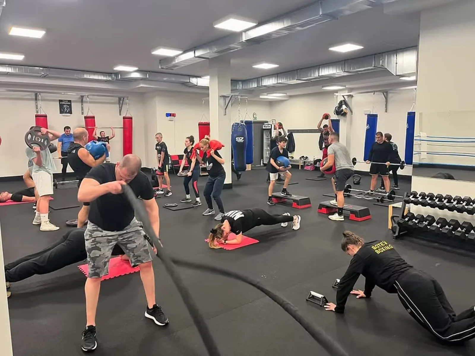Тренировъчна зала на Team Kiselarov Boxing Gym Пловдив с боксов ринг, чували с неправилни форми и EPDM настилка