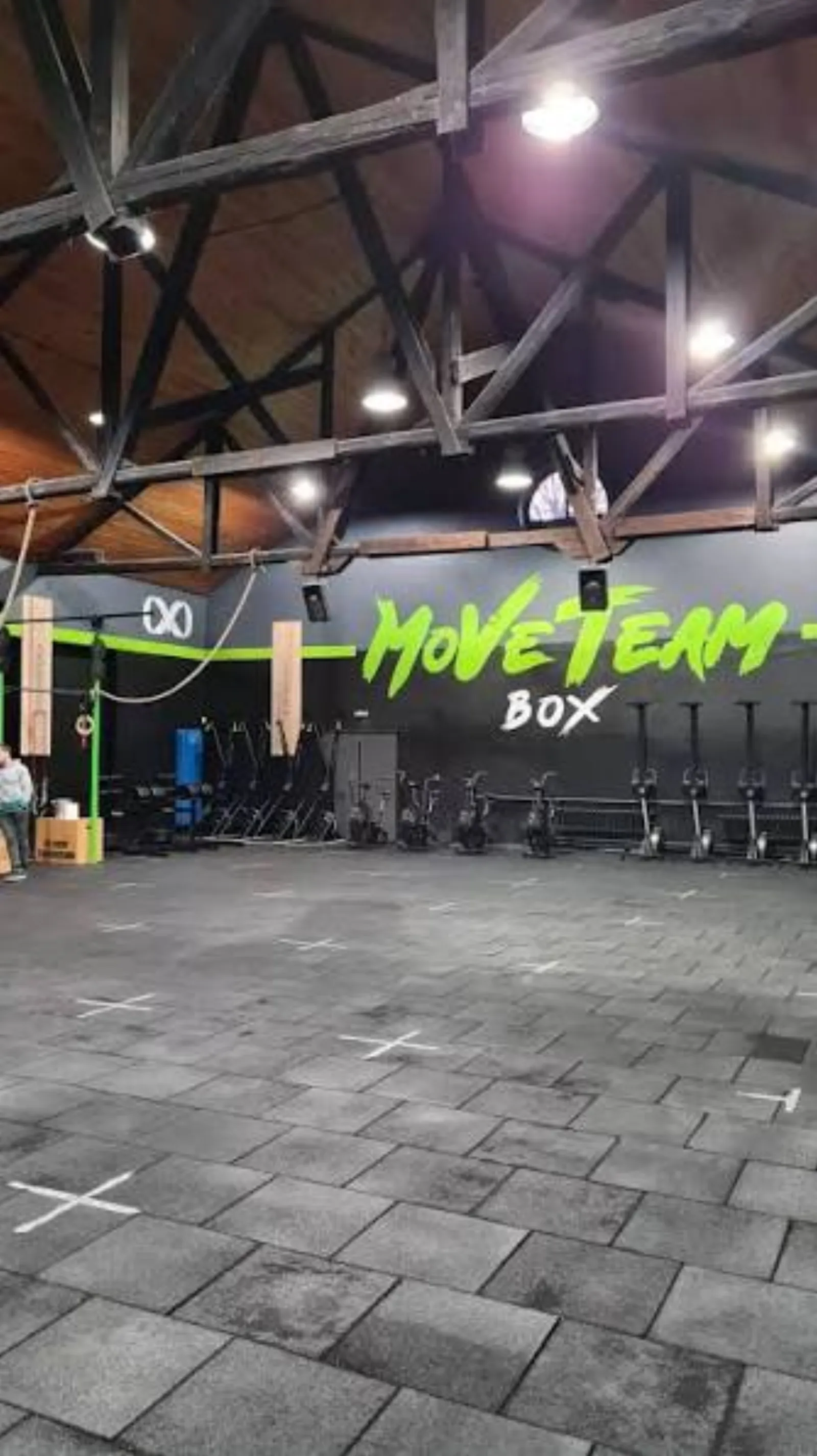MoveTeam Box Пловдив — кардио и rowing секция с пътеки и стелажи в индустриален хангар