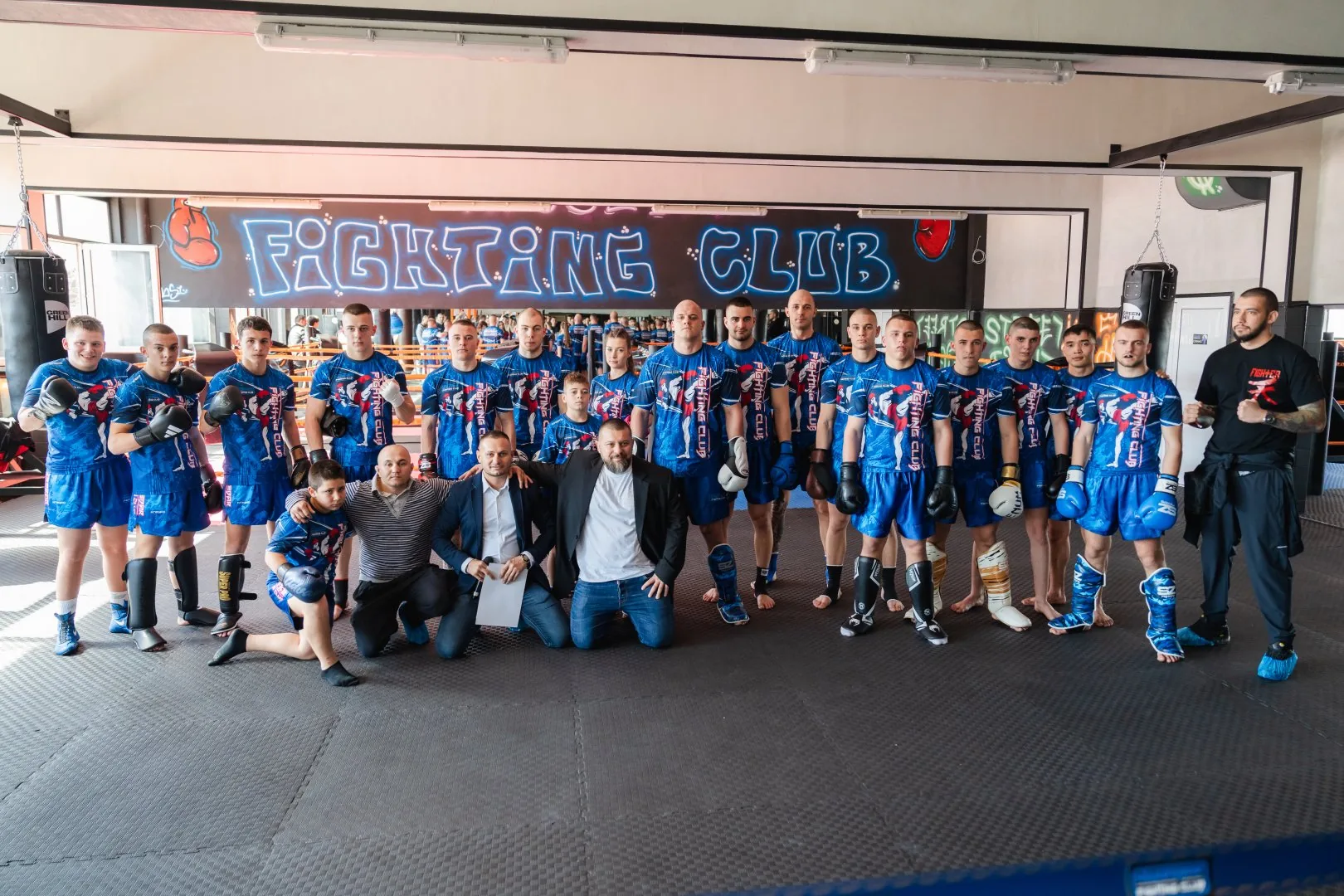 Отборът на Nessebar Fighting Club в пълна екипировка върху татами, доставено от SportZone
