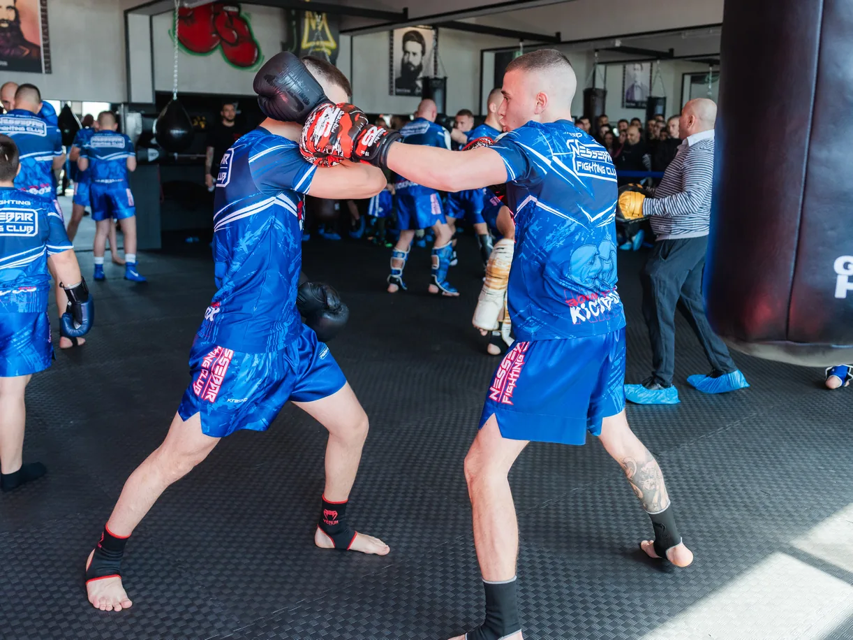 Спаринг по кикбокс в зала на Nessebar Fighting Club върху татами и с MMA ръкавици от SportZone