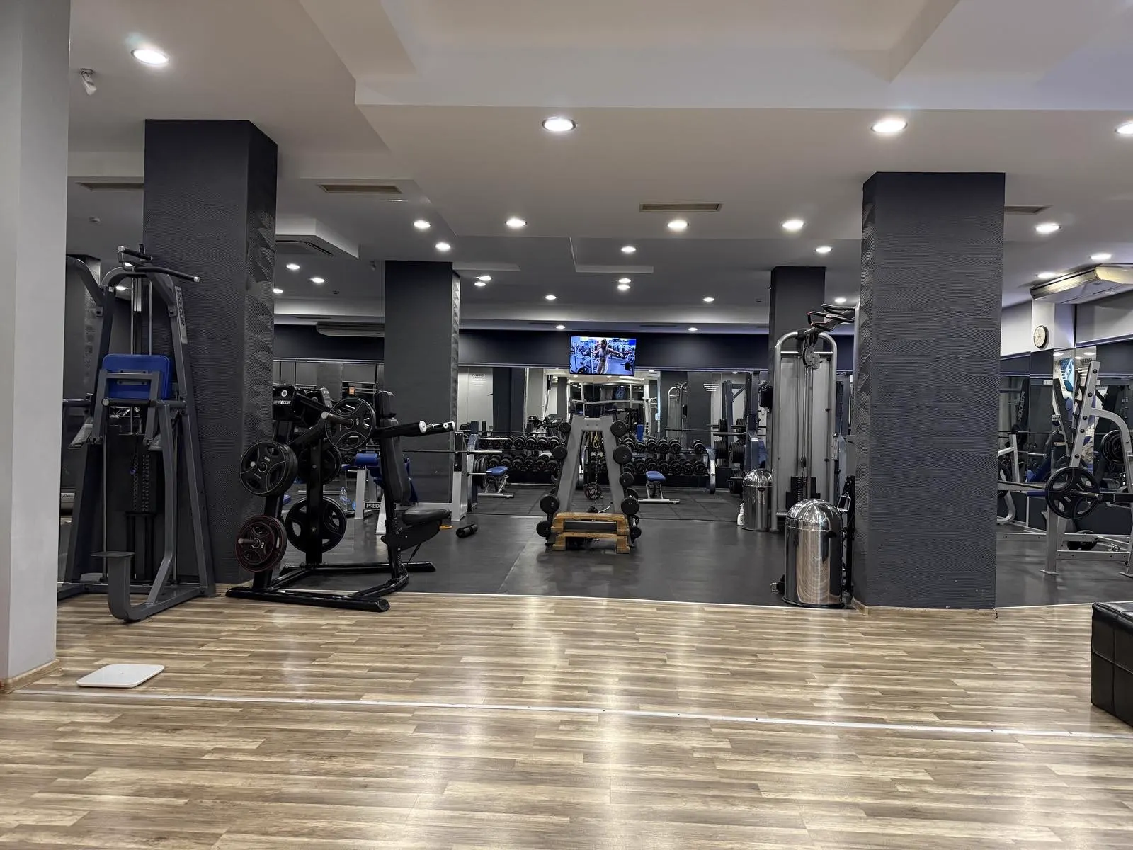 Силова зона на Fitness Nitro Пловдив с уреди Precor и дървен под
