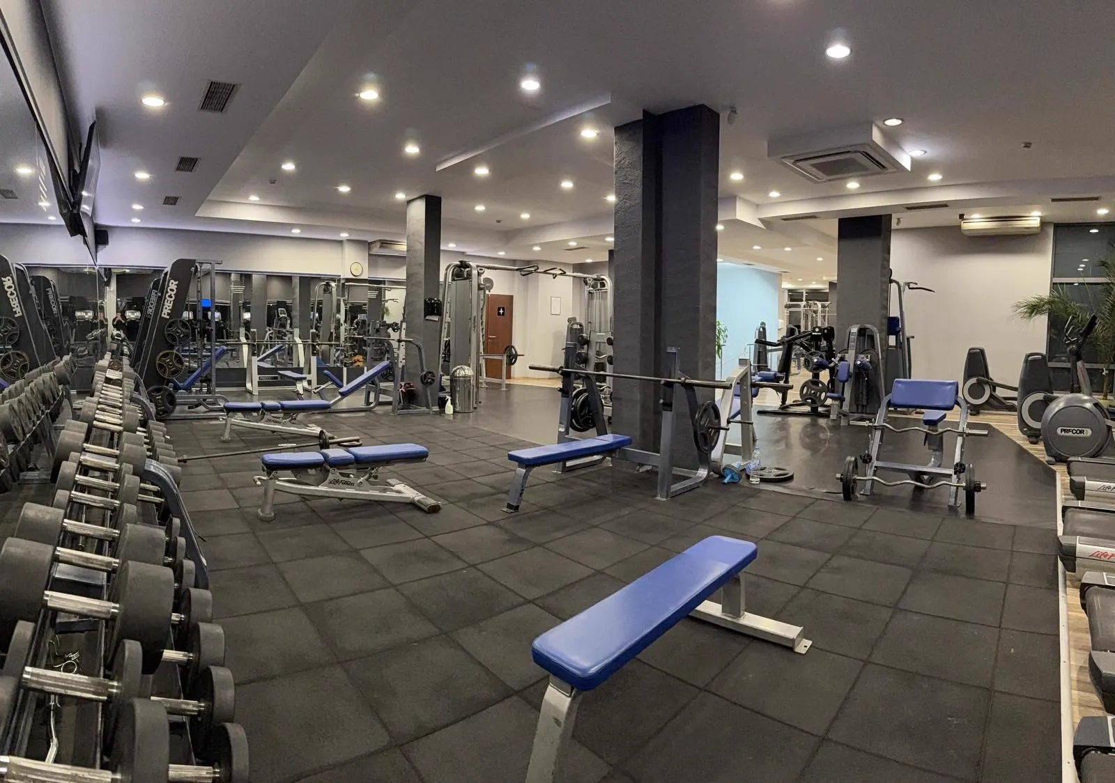 Свободни тежести и пейки в зала Fitness Nitro Пловдив