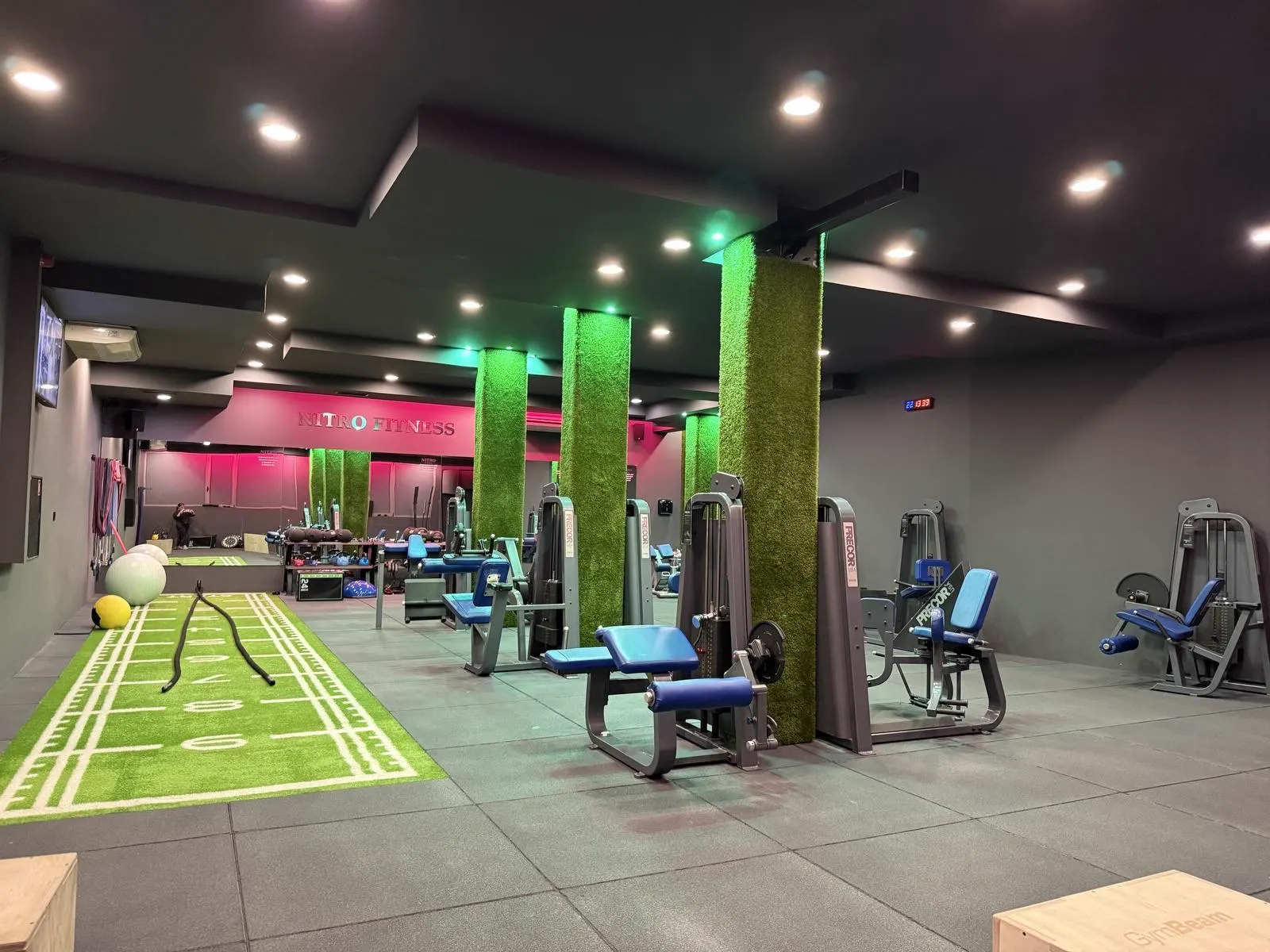 Функционална зона с изкуствена трева и sled track във Fitness Nitro