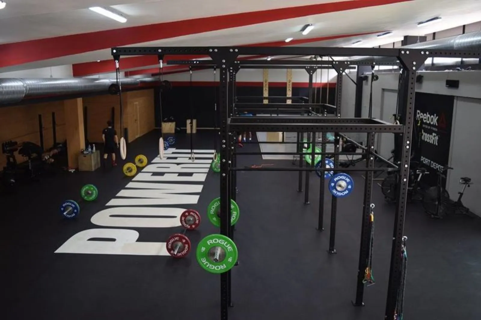 PowerFit Пловдив — рig зона със свободни тежести, EPDM настилка, Rogue дискове и олимпийски лостове