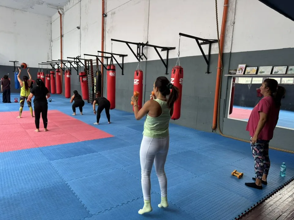 Серия червени SZ Fighters боксови чували в редица в залата на СК Победа Враца над татами в синьо и червено