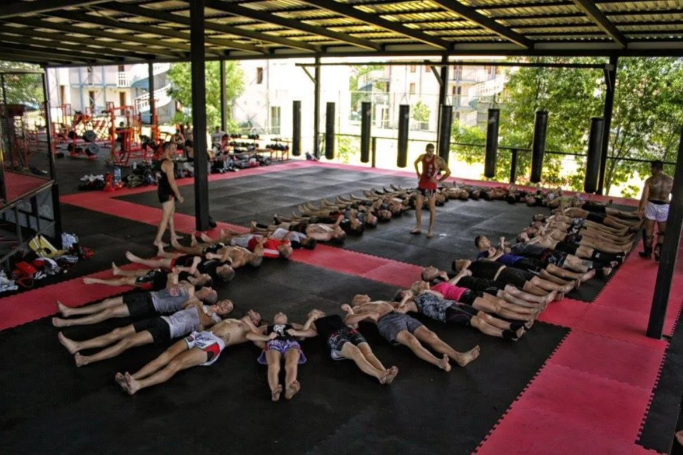 Sport Generation Camp Лозенец — голяма открита тренировъчна зала с над 500 кв.м червено-черно EVA татами и боксови чували