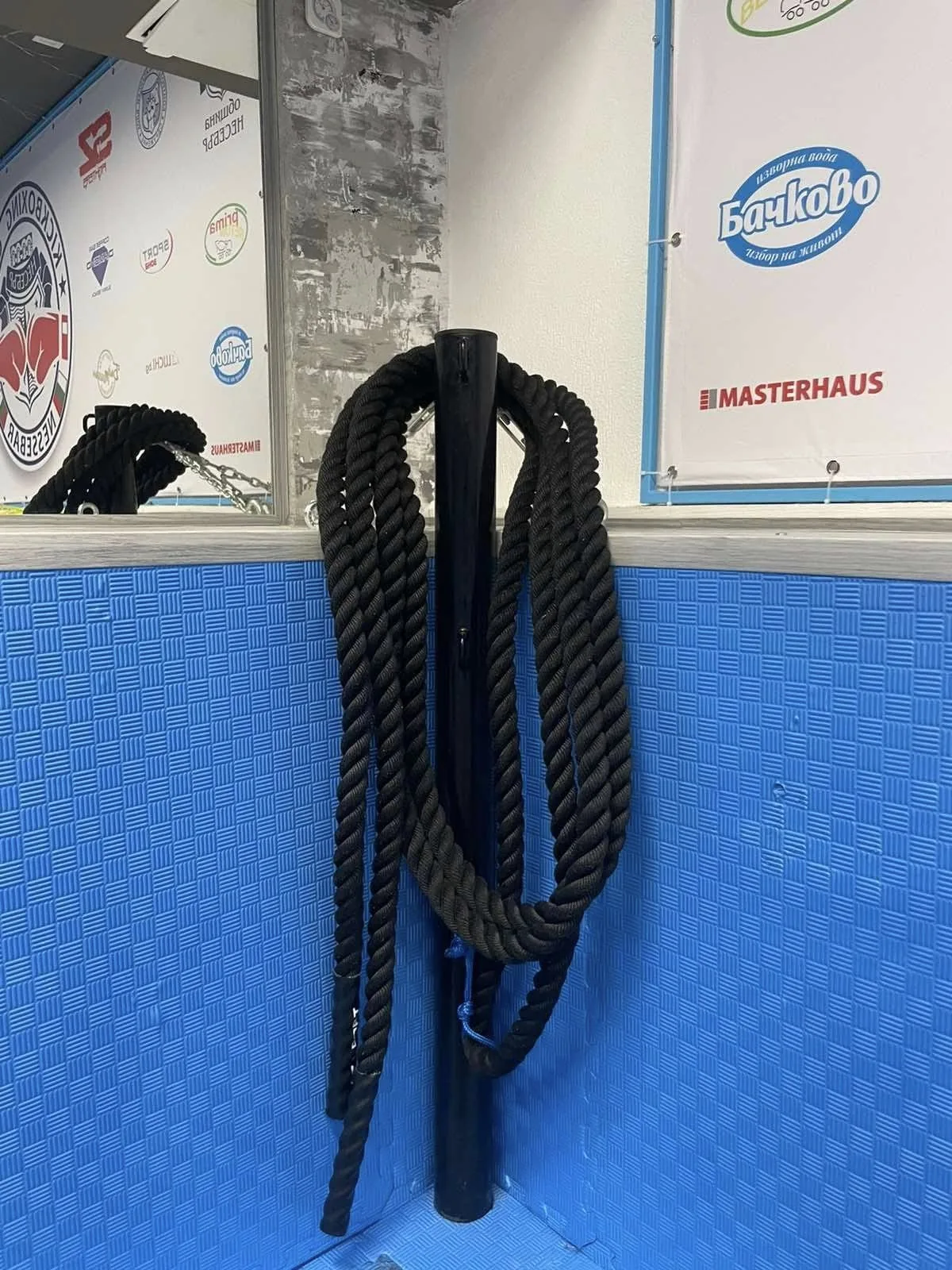 Battle rope окачено на стойка в залата