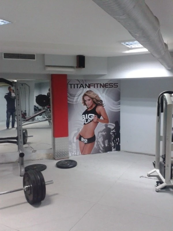 Power rack и олимпийски лост с дискове в Titan Fitness