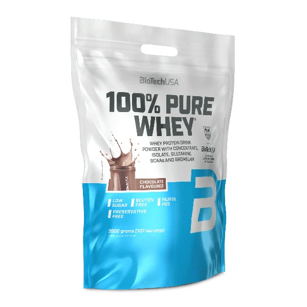 Опаковка BioTech USA 100% Pure Whey от 3000 грама с шоколадов вкус, поставена до шейкър с протеинова напитка.