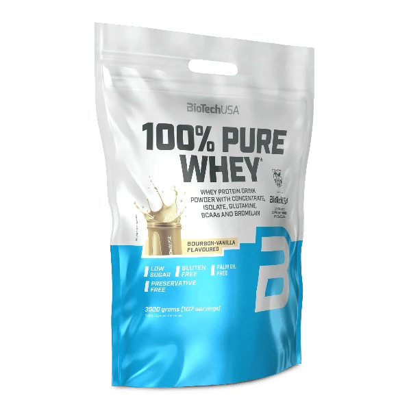 Голяма опаковка BioTech USA 100% Pure Whey от 3000 грама с ванилов вкус, на фона на спортна екипировка.