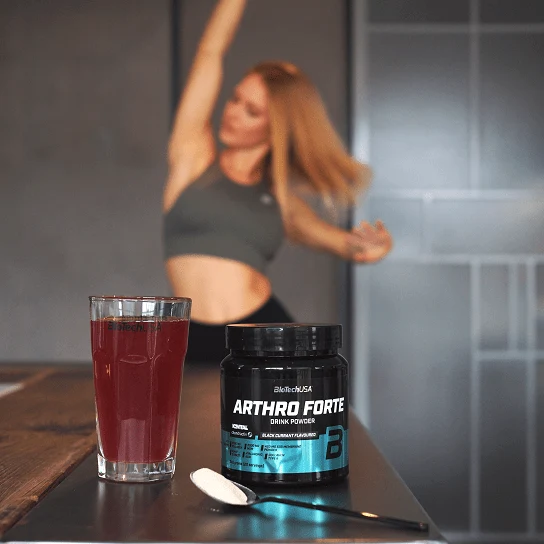 Чаша с приготвена напитка Arthro Forte drink powder и опаковка на заден план