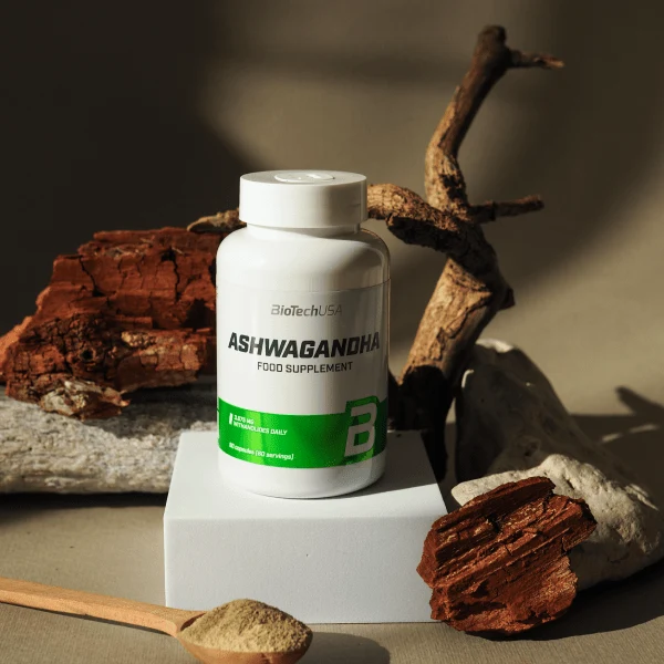Близък план на капсулите BioTech USA Ashwagandha, показващ тяхната форма и цвят, вероятно в ръка или върху равна повърхност.