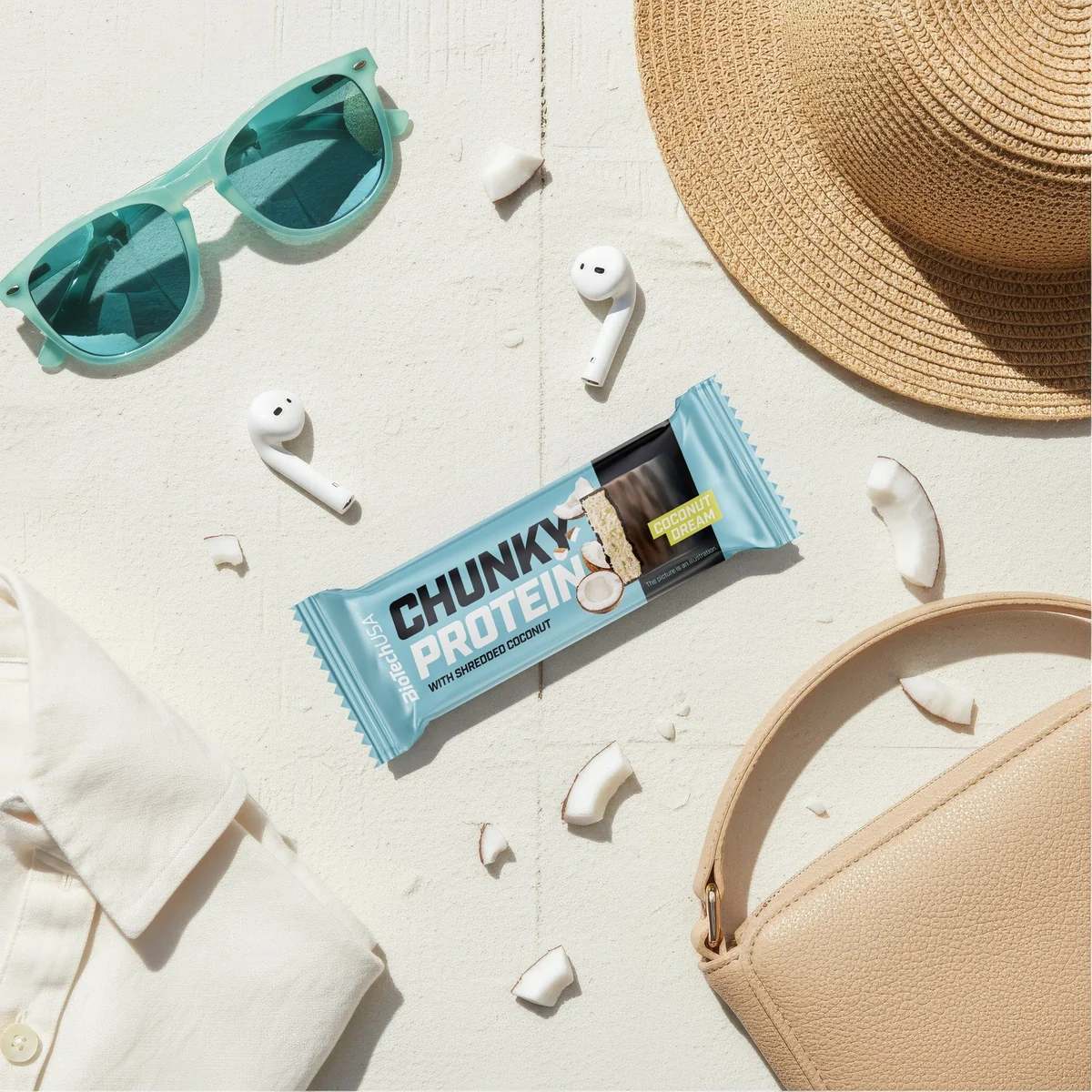Разрязан BioTech USA Chunky Protein Bar, показващ вътрешната текстура