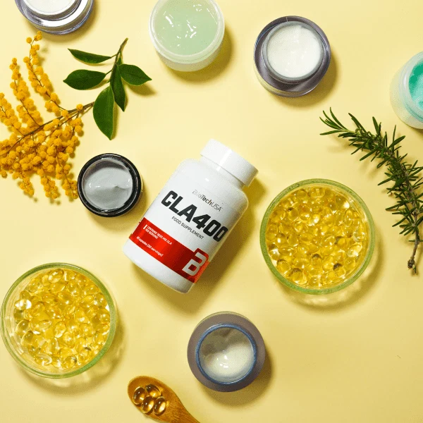 Една софтгел капсула BioTech USA CLA 400 върху бял фон, акцентираща върху формата и цвета