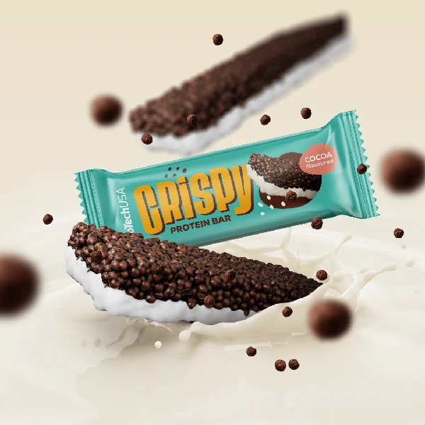 Отворен BioTech USA Crispy Protein Bar с какао, показващ хрупкавата вътрешност и какаовото покритие