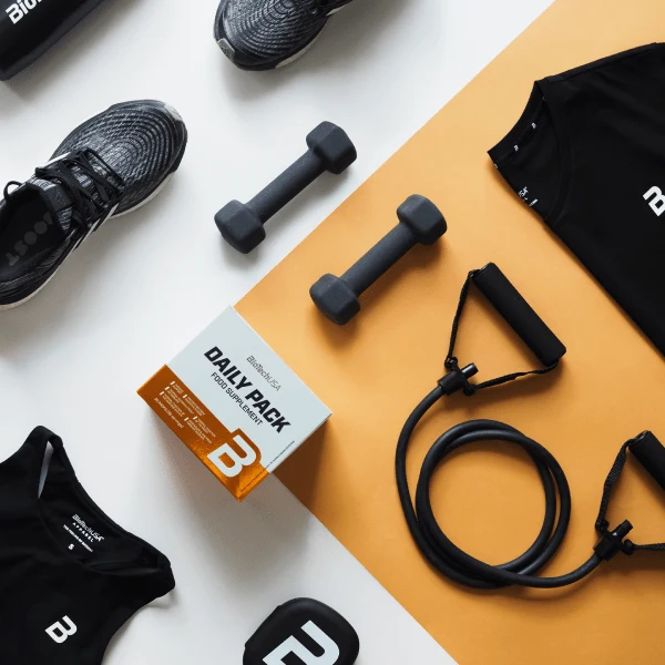 Цялата опаковка BioTech USA Daily Pack, поставена на неутрален фон