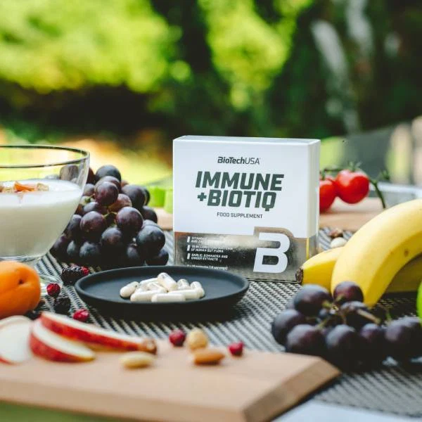 Блистери с капсули BioTech USA Immune+Biotiq, показващи двата вида капсули