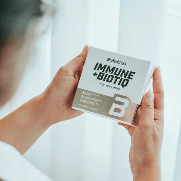 Близки кадри на капсулите Immune и Biotiq от BioTech USA, подчертаващи разликата