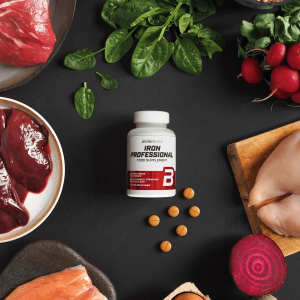 Близка снимка на една таблетка BioTech USA Iron Professional, подчертаваща компактния ѝ размер.