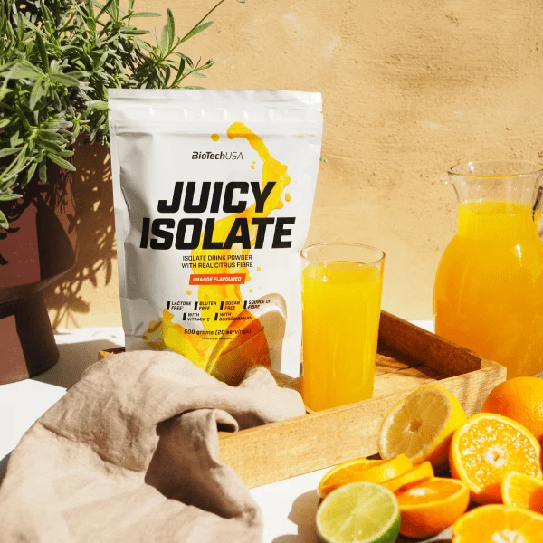 Близък план на опаковката на BioTech USA Juicy Isolate, показващ текстурата и информация за продукта