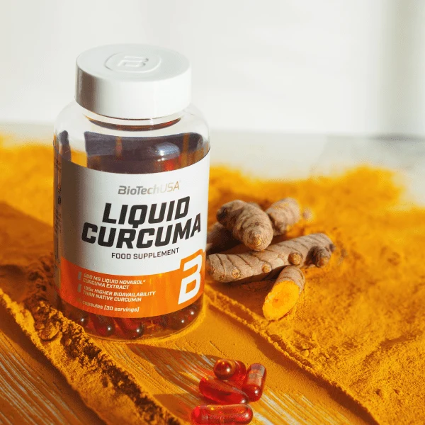 Близка снимка на капсули BioTech USA Liquid Curcuma, показваща златистия им цвят