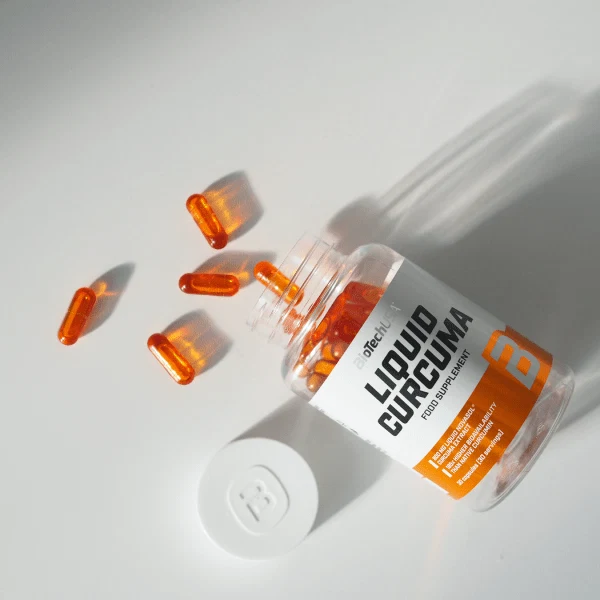 Групова снимка на няколко опаковки BioTech USA Liquid Curcuma, създаваща усещане за наличност