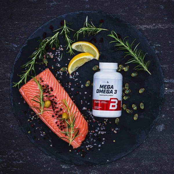 BioTech USA Mega Omega 3 - изглед на няколко меки капсули, извадени от опаковката