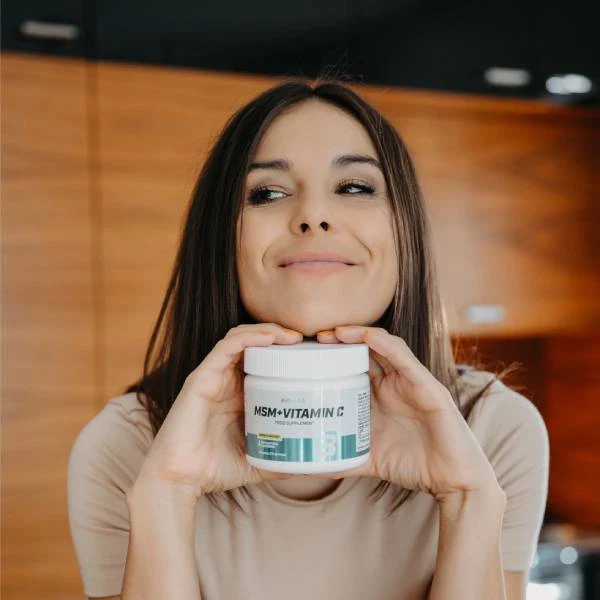 Близо до етикета на BioTech USA MSM + Vitamin C с информация за съставките