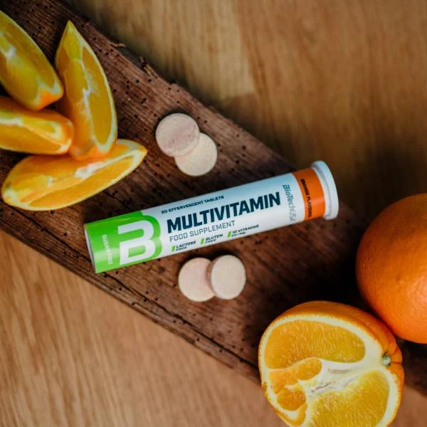 Чаша с разтворена ефервесцентна таблетка BioTech USA Multivitamin, образуваща напитка