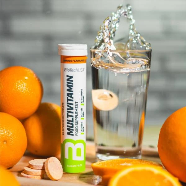 Близка снимка на разтваряща се ефервесцентна таблетка BioTech USA Multivitamin във вода