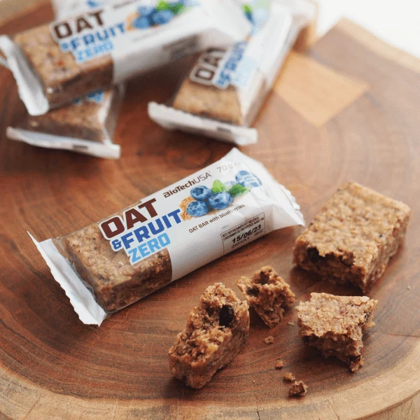 Опаковка на BioTech USA Oat&Fruit Zero с ясно видими съставки като овесени ядки и плодове