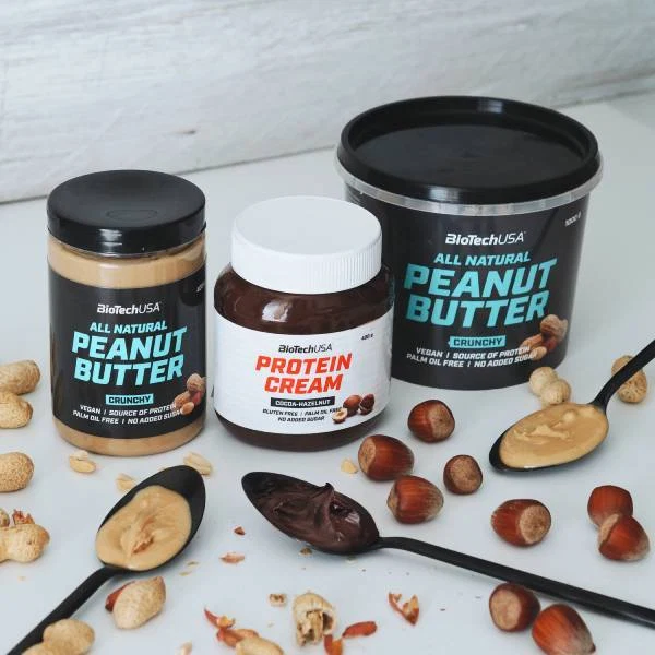 Отворена опаковка BioTech USA Peanut Butter Smooth, показваща гладката и кремообразна текстура.