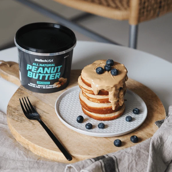Два буркана BioTech USA Peanut Butter – хрупкав и гладък – поставени един до друг