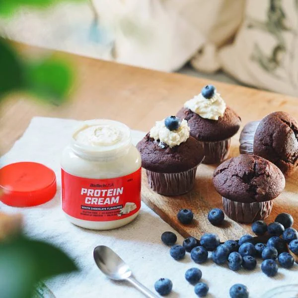 BioTech USA Protein Cream на лъжица, показващ кремообразната текстура и хрупкави зърна.