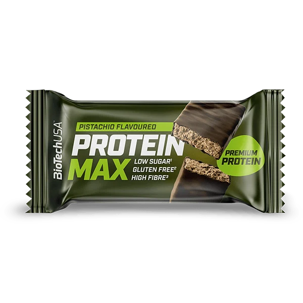 BioTech USA Protein Max бар, поставен до спортна бутилка или аксесоар