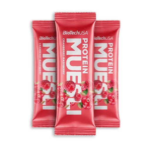 Опаковка BioTech USA Protein Muesli - 30g с вкус червена боровинка и малина, на фона на мюсли с горски плодове