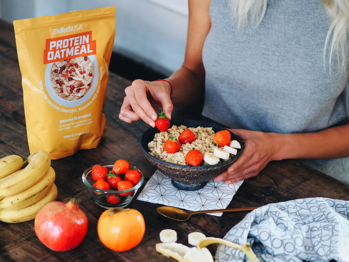 Изображение на BioTech USA Protein Oatmeal опаковка на фона на спортна зала или фитнес
