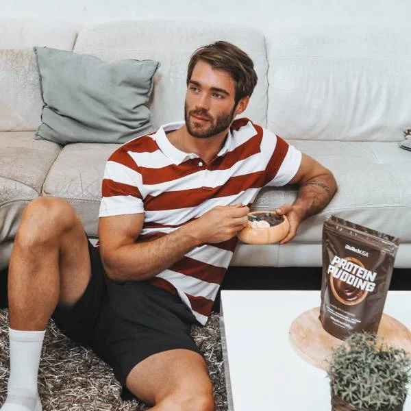 Опаковка на BioTech USA Protein Pudding powder с вкус Ванилия, показваща етикета и марката.
