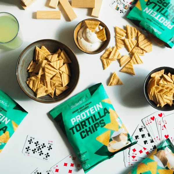 Отворена опаковка BioTech USA Protein Tortilla Chips 50 г, показваща хрупкавите чипсове вътре.