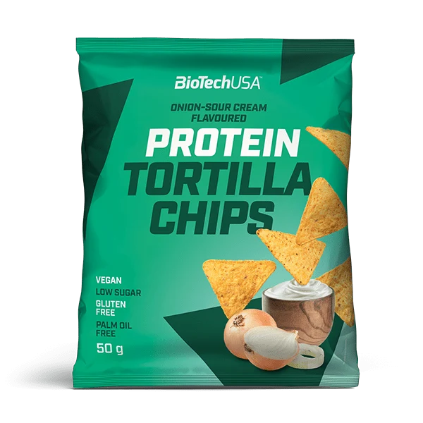 Опаковка BioTech USA Protein Tortilla Chips 50 г с вкус на лук и магданоз, поставена на светло.