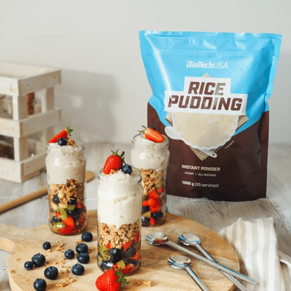 BioTech USA Rice Pudding 1000 g, изсипан в купа, показващ текстурата на праха
