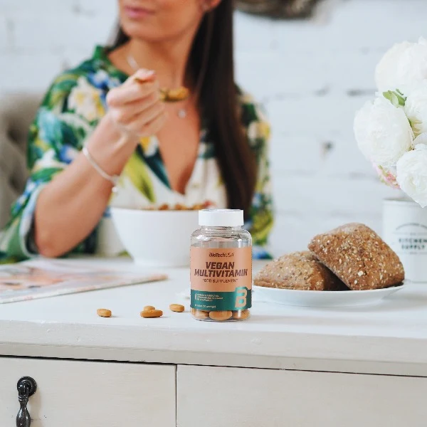 Опаковка BioTech USA Vegan Multivitamin - 60 таблетки, страничен изглед с информация за продукта